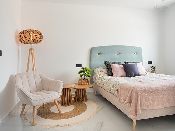 Luksuriøs villa over to plan | Høye kvaliteter | 3 soverom og 3 bad | Privat svømmebasseng | Takterrasse | Parkering