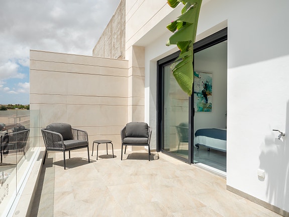 Luksuriøs villa over to plan | Høye kvaliteter | 3 soverom og 3 bad | Privat svømmebasseng | Takterrasse | Parkering