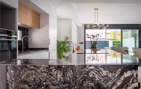 Luksuriøs villa over to plan | Høye kvaliteter | 3 soverom og 3 bad | Privat svømmebasseng | Takterrasse | Parkering