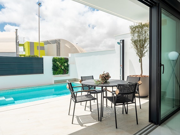 Luksuriøs villa over to plan | Høye kvaliteter | 3 soverom og 3 bad | Privat svømmebasseng | Takterrasse | Parkering