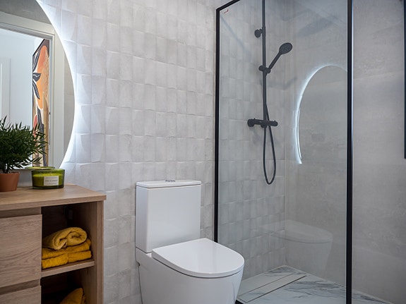 Luksuriøs villa over to plan | Høye kvaliteter | 3 soverom og 3 bad | Privat svømmebasseng | Takterrasse | Parkering