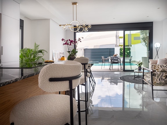 Luksuriøs villa over to plan | Høye kvaliteter | 3 soverom og 3 bad | Privat svømmebasseng | Takterrasse | Parkering