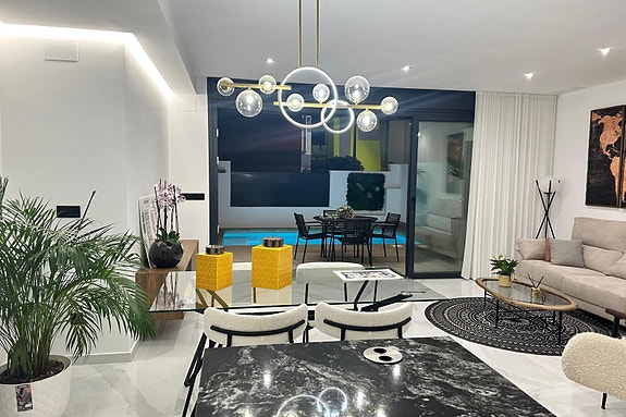 Luksuriøs villa over to plan | Høye kvaliteter | 3 soverom og 3 bad | Privat svømmebasseng | Takterrasse | Parkering