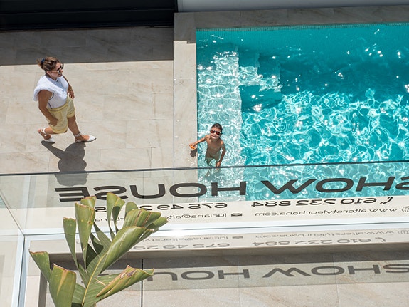 Luksuriøs villa over to plan | Høye kvaliteter | 3 soverom og 3 bad | Privat svømmebasseng | Takterrasse | Parkering