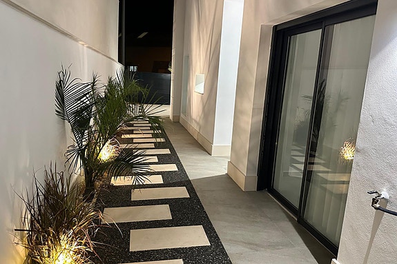 Luksuriøs villa over to plan | Høye kvaliteter | 3 soverom og 3 bad | Privat svømmebasseng | Takterrasse | Parkering