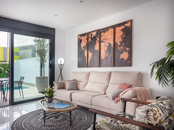 Luksuriøs villa over to plan | Høye kvaliteter | 3 soverom og 3 bad | Privat svømmebasseng | Takterrasse | Parkering