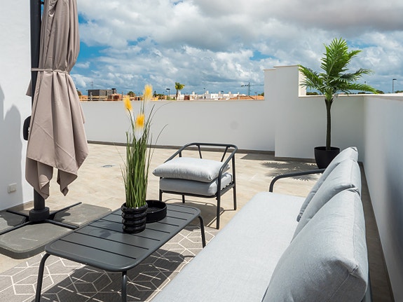 Luksuriøs villa over to plan | Høye kvaliteter | 3 soverom og 3 bad | Privat svømmebasseng | Takterrasse | Parkering