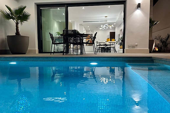 Luksuriøs villa over to plan | Høye kvaliteter | 3 soverom og 3 bad | Privat svømmebasseng | Takterrasse | Parkering