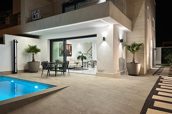 Luksuriøs villa over to plan | Høye kvaliteter | 3 soverom og 3 bad | Privat svømmebasseng | Takterrasse | Parkering