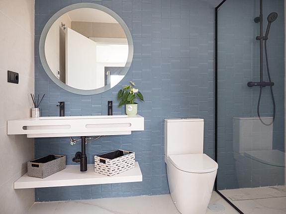 Luksuriøs villa over to plan | Høye kvaliteter | 3 soverom og 3 bad | Privat svømmebasseng | Takterrasse | Parkering