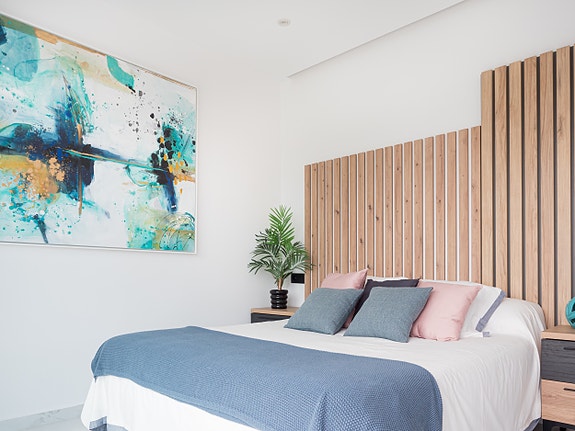 Luksuriøs villa over to plan | Høye kvaliteter | 3 soverom og 3 bad | Privat svømmebasseng | Takterrasse | Parkering