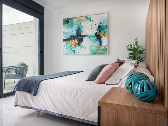 Luksuriøs villa over to plan | Høye kvaliteter | 3 soverom og 3 bad | Privat svømmebasseng | Takterrasse | Parkering