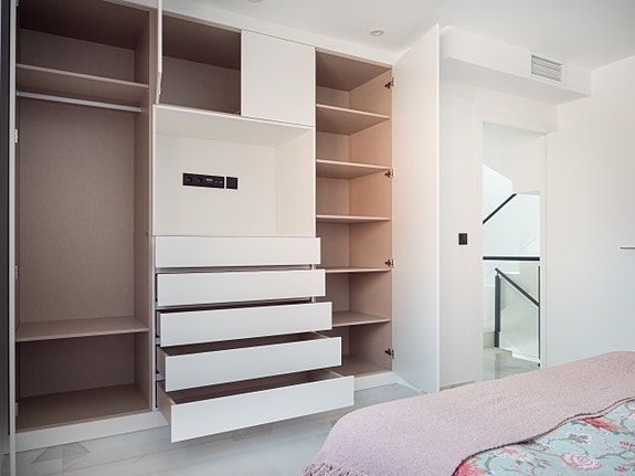 Luksuriøs villa over to plan | Høye kvaliteter | 3 soverom og 3 bad | Privat svømmebasseng | Takterrasse | Parkering