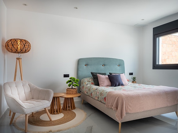 Luksuriøs villa over to plan | Høye kvaliteter | 3 soverom og 3 bad | Privat svømmebasseng | Takterrasse | Parkering