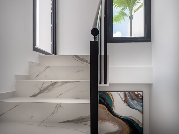 Luksuriøs villa over to plan | Høye kvaliteter | 3 soverom og 3 bad | Privat svømmebasseng | Takterrasse | Parkering