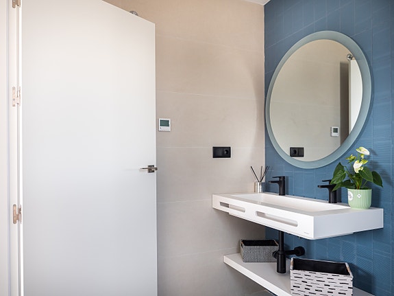 Luksuriøs villa over to plan | Høye kvaliteter | 3 soverom og 3 bad | Privat svømmebasseng | Takterrasse | Parkering