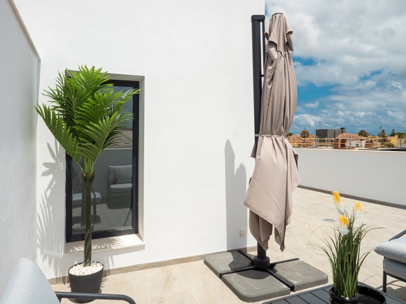 Luksuriøs villa over to plan | Høye kvaliteter | 3 soverom og 3 bad | Privat svømmebasseng | Takterrasse | Parkering