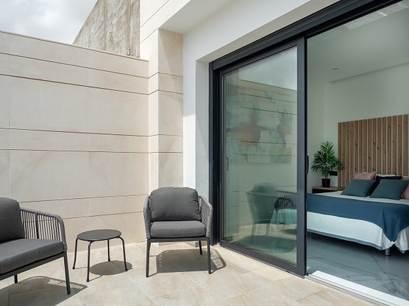 Luksuriøs villa over to plan | Høye kvaliteter | 3 soverom og 3 bad | Privat svømmebasseng | Takterrasse | Parkering