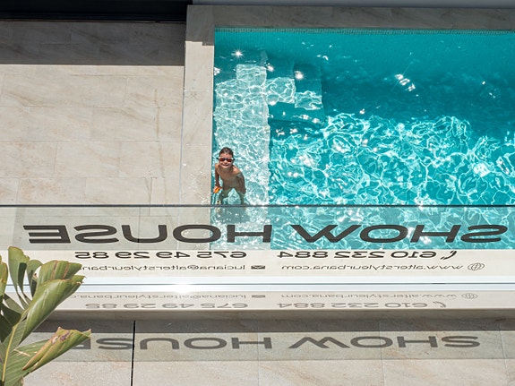 Luksuriøs villa over to plan | Høye kvaliteter | 3 soverom og 3 bad | Privat svømmebasseng | Takterrasse | Parkering