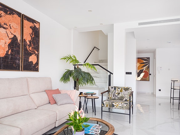 Luksuriøs villa over to plan | Høye kvaliteter | 3 soverom og 3 bad | Privat svømmebasseng | Takterrasse | Parkering