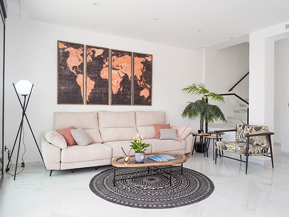 Luksuriøs villa over to plan | Høye kvaliteter | 3 soverom og 3 bad | Privat svømmebasseng | Takterrasse | Parkering