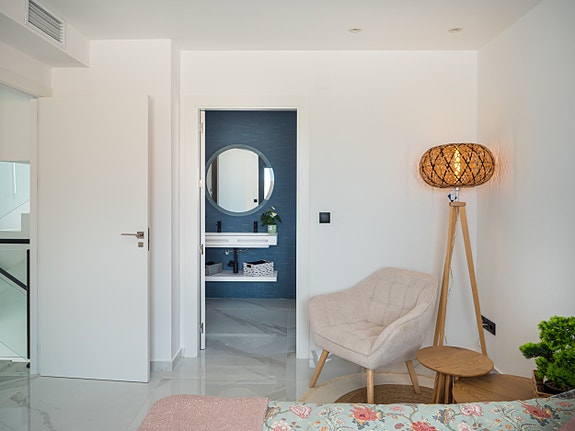 Luksuriøs villa over to plan | Høye kvaliteter | 3 soverom og 3 bad | Privat svømmebasseng | Takterrasse | Parkering