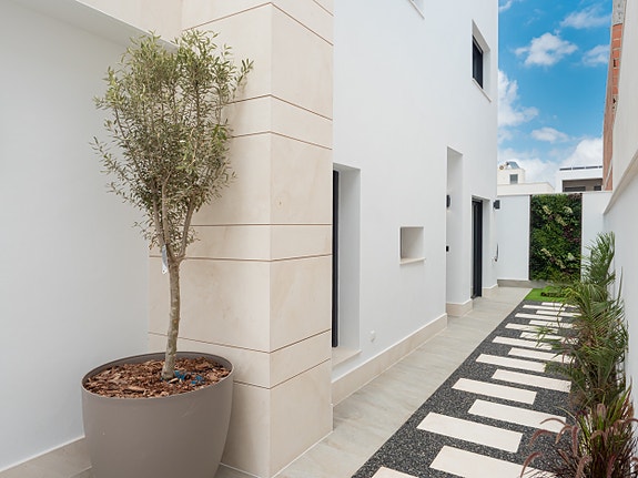 Luksuriøs villa over to plan | Høye kvaliteter | 3 soverom og 3 bad | Privat svømmebasseng | Takterrasse | Parkering