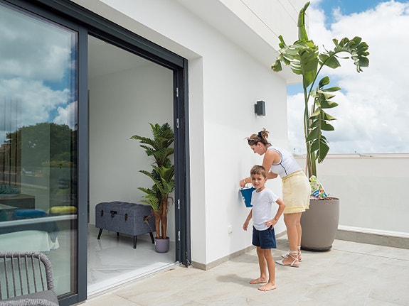 Luksuriøs villa over to plan | Høye kvaliteter | 3 soverom og 3 bad | Privat svømmebasseng | Takterrasse | Parkering