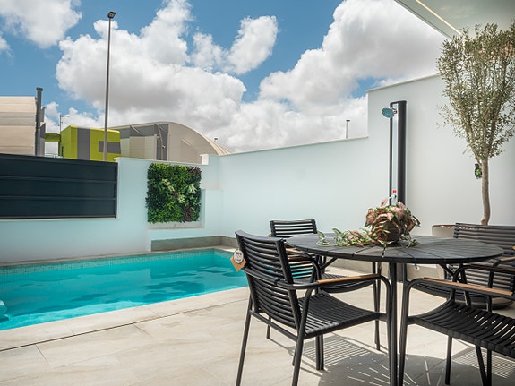 Luksuriøs villa over to plan | Høye kvaliteter | 3 soverom og 3 bad | Privat svømmebasseng | Takterrasse | Parkering