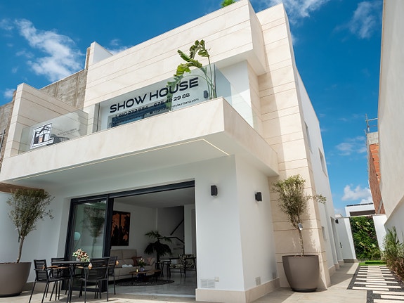 Luksuriøs villa over to plan | Høye kvaliteter | 3 soverom og 3 bad | Privat svømmebasseng | Takterrasse | Parkering