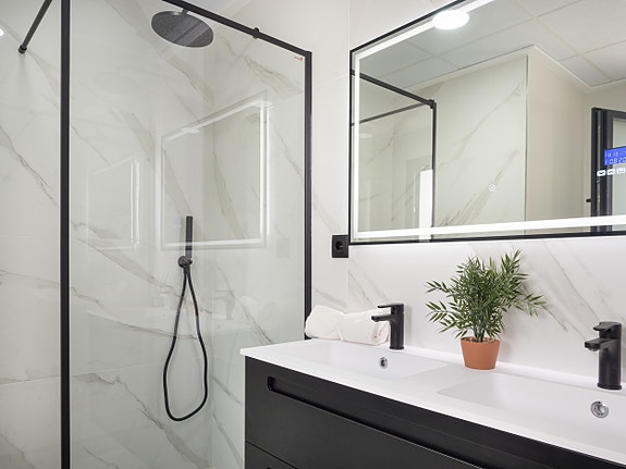 Luksuriøs villa over to plan | Høye kvaliteter | 3 soverom og 3 bad | Privat svømmebasseng | Takterrasse | Parkering