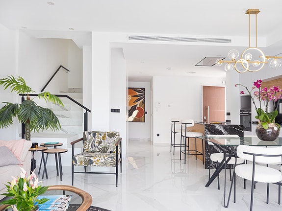 Luksuriøs villa over to plan | Høye kvaliteter | 3 soverom og 3 bad | Privat svømmebasseng | Takterrasse | Parkering