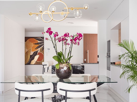 Luksuriøs villa over to plan | Høye kvaliteter | 3 soverom og 3 bad | Privat svømmebasseng | Takterrasse | Parkering