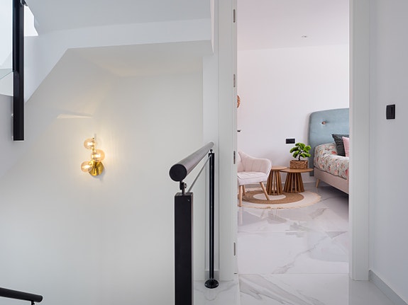 Luksuriøs villa over to plan | Høye kvaliteter | 3 soverom og 3 bad | Privat svømmebasseng | Takterrasse | Parkering