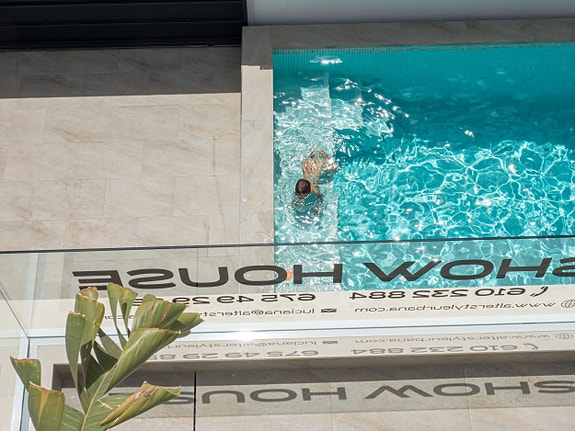 Luksuriøs villa over to plan | Høye kvaliteter | 3 soverom og 3 bad | Privat svømmebasseng | Takterrasse | Parkering