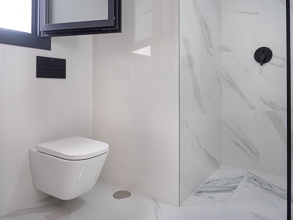 Luksuriøs villa over to plan | Høye kvaliteter | 3 soverom og 3 bad | Privat svømmebasseng | Takterrasse | Parkering