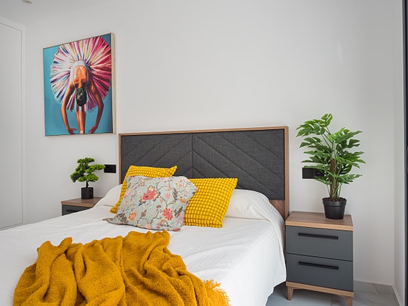 Luksuriøs villa over to plan | Høye kvaliteter | 3 soverom og 3 bad | Privat svømmebasseng | Takterrasse | Parkering