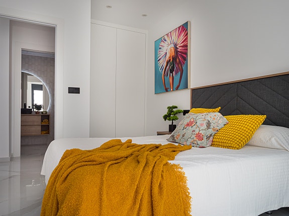 Luksuriøs villa over to plan | Høye kvaliteter | 3 soverom og 3 bad | Privat svømmebasseng | Takterrasse | Parkering