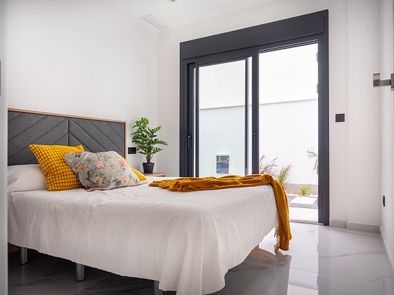 Luksuriøs villa over to plan | Høye kvaliteter | 3 soverom og 3 bad | Privat svømmebasseng | Takterrasse | Parkering