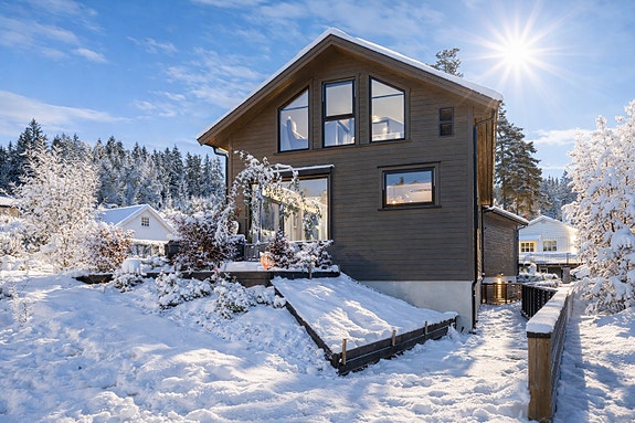 Aktiv eiendom v/Lise Blomberg ønsker deg velkommen til Smedalsvegen 5a - en lekker bolig med hybel - skattefri inntekt 12500,- ! Foto av Hege K. Leren (Ai vinterbilde).