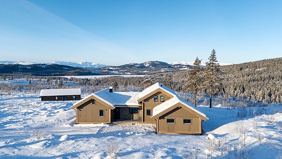 Eiendomsmegler Ida Follinglo presenterer denne flotte eiendommen. Foto: Christine Stokkebryn