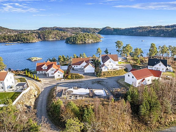 Tomten med støpt såle er Utsikten 76.