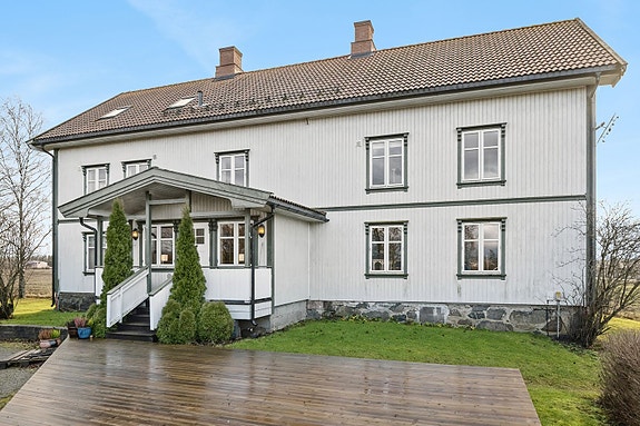 Velkommen til Jønsbergvegen 514 - en stor enebolig med rikelig av plass til hele storfamilien.