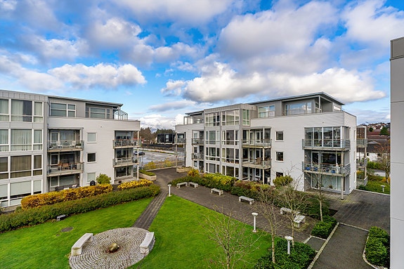Velkommen til Kong Haakons veg 5! Presentert av Kristoffer Kverme i EiendomsMegler 1 Jærmegleren. Foto: Eivind Dirdal.