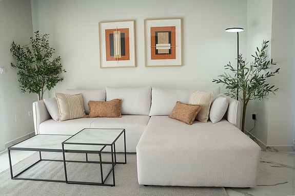 Kun 3 igjen! Villa med stor underetasje - 5 soverom og privat basseng - Attraktiv beliggenhet - Møblert!