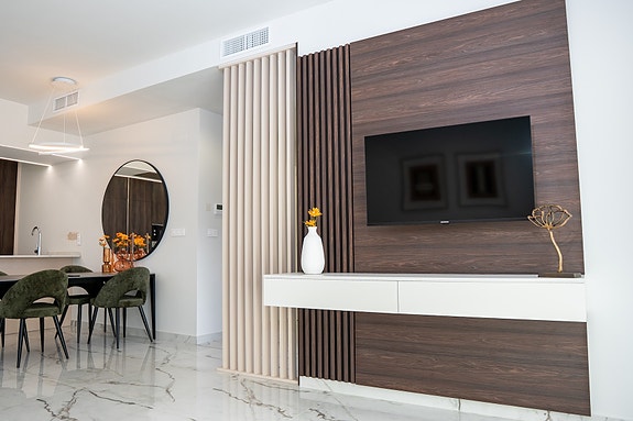 Kun 3 igjen! Villa med stor underetasje - 5 soverom og privat basseng - Attraktiv beliggenhet - Møblert!