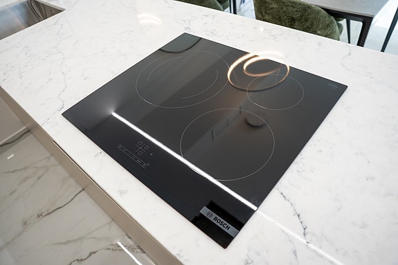 Kun 3 igjen! Villa med stor underetasje - 5 soverom og privat basseng - Attraktiv beliggenhet - Møblert!