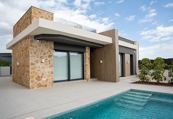 Kun 3 igjen! Villa med stor underetasje - 5 soverom og privat basseng - Attraktiv beliggenhet - Møblert!