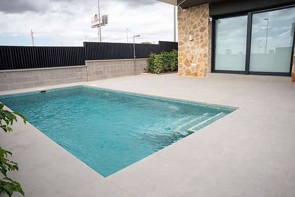 Kun 3 igjen! Villa med stor underetasje - 5 soverom og privat basseng - Attraktiv beliggenhet - Møblert!