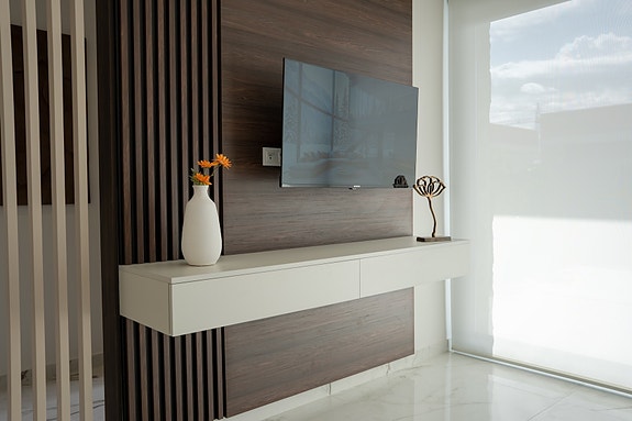 Kun 3 igjen! Villa med stor underetasje - 5 soverom og privat basseng - Attraktiv beliggenhet - Møblert!